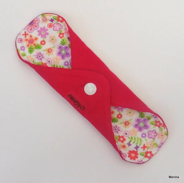 Színes virágos külső mosható 30 cm hosszú  mosható egészségügyi betét - Merina, magenta belső résszel. Fedezze fel a környezetbarát megoldásokat a menstruációs higiénia terén!