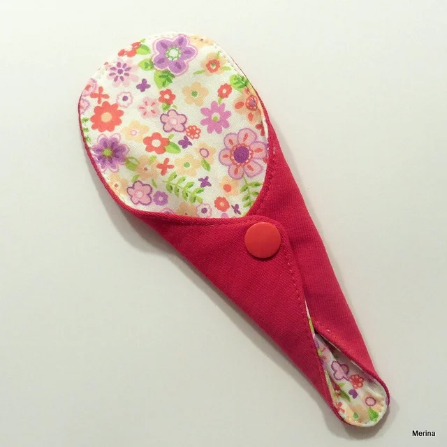 Színes virágos külső mosható 18 cm hosszú  mosható egészségügyi tisztasági tanga betét - Merina, magenta belső résszel. Fedezze fel a környezetbarát megoldásokat a menstruációs higiénia terén!