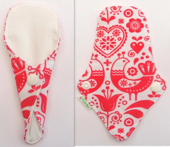 Fedezd fel a piros virágos folklór tanga varázsát! Ez a 18 cm-es darab nemcsak stílusos, de kényelmes is, ráadásul mosható betéttel rendelkezik. Ideális választás, ha szereted a vidám mintákat és a praktikus megoldásokat!